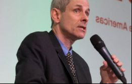 El Real aceleró pérdidas después que el jefe de Fitch Brasil, Rafael Guedes, reiteró el panorama de una rebaja en la nota de los papeles del país.