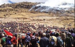 Manifestantes se enfrentaron a la Policía Nacional, que reaccionó lanzando bombas lacrimógenas en Chalhuahuacho, epicentro de las protestas