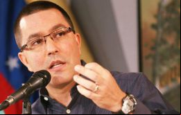 Según un comunicado leído por el vicepresidente Arreaza en la televisión, Guyana pretende “generar una situación de agresión contra Venezuela”.