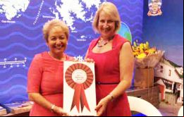 La parlamentaria Rosie Winterton hace entrega del premio al segundo mejor stand comercial que fue para las Falklands. En la foto junto a Sukey Cameron 