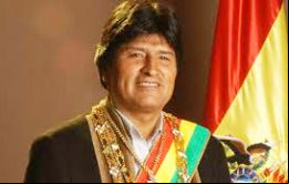 Morales fue elegido por primera vez en diciembre del 2005 con 53,7% de votos y asumió el 22 de enero del 2006, el primer presidente indígena de Bolivia.