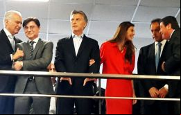 Los candidatos posaron para las fotos en un balcón interno del edificio donde también estuvo la esposa de Macri, Juliana Awada, en una inusual imagen