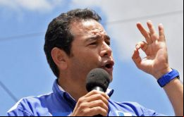 Licenciado en istración de empresas, aunque más conocido por su trabajo de cómico en televisión, Morales, de 46 años es un outsider de la política