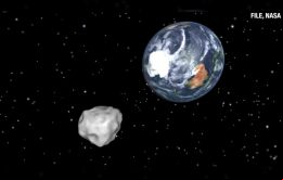 El asteroide, 2015 TB145, pasará a 490.000 kilómetros de la Tierra, equivalente a 1,3 veces la que hay hasta la Luna y será visible con telescopios pequeños.