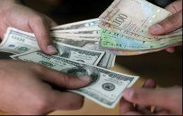 A la tasa de cambio oficial de 6,3 bolívares por dólar, la reducción del valor de las reservas del lingote fue equivalente a unos 2.740 millones de dólares.