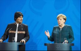 “Sería bueno que ahora se reanudaran” las conversaciones, dijo Angela Merkel junto a Morales quien está de visita en Alemania en el marco de su gira europea