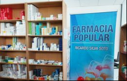 La “Farmacia Popular Ricardo Silva Soto” ofrece fármacos hasta 10 veces más baratos que las cadenas tradicionales a vecinos residentes inscritos en Recoleta.
