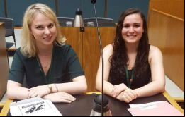 Ulia y Vicky pudieron apreciar en vivo como es la actividad parlamentaria, su exposición mediática, a la vez que la rica experiencia del sistema parlamentario.
