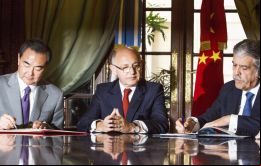 El canciller argentino Hector Timerman junto a su homólogo chino Wang Yi y el ministro De Vido tras la firma del contrato por 14.000 millones de dólares
