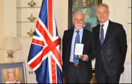 Durante la ceremonia Antonio Cordeiro y el el embajador británico en España, Simon Manley