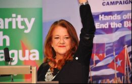 La embajadora Alicia Castro saluda desde el podio durante el acto Latinoamérica 2015, Adelante en la sede de los sindicatos británicos, TUC 