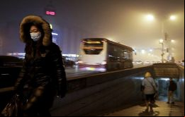 El medidor de concentración de partículas PM 2,5, indicaba este lunes un resultado de 592 microgramos por metro cúbico en el aire de la capital china.