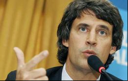 Prat-Gay dijo que espera convocar un acuerdo amplio de precios y salarios y condicionó la eliminación del cepo al dólar a lograr antes un respaldo en divisas.