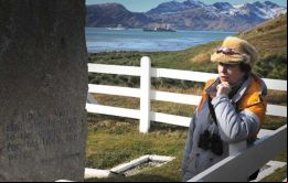 La Princesa Ana visita la tumba de Ernest Shackleton en South Georgia en el 2009