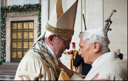 Es primera vez en la historia de la Iglesia Católica en la que dos papas, Jorge Bergoglio y el emérito Joseph Ratzinger, cruzan el umbral de la Puerta Santa