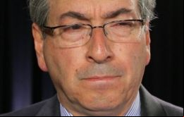 Cunha enfrenta un juicio político en la Comisión de Ética de la Cámara, es uno de los cincuenta políticos investigados por el escándalo de corrupción en Petrobras
