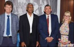 El alto comisionado británico Quinn, el Presidente David Granger, MLA Ian Hansen y Ms Ormond durante el encuentro en el Ministerio de la Presidencia