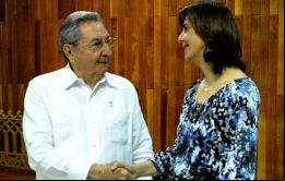 Castro se reunió con la canciller de Colombia, María Ángela Holguín, Humberto de la Calle y Sergio Jaramillo, que conforman la delegación de paz del gobierno