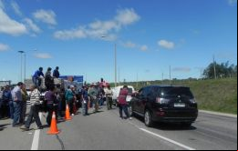 Basta de bajar la cabeza, cortamos la ruta, sostiene la proclama de una organización agropecuaria, alentando a todos los sectores a mantenerse unidos