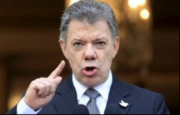 ”He tomado la decisión de (...) prohibir el porte de armas en el país del 31 de enero al 31 de diciembre de este año”, anunció Santos junto al alcalde de Bogotá Peñalosa