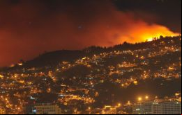 El siniestro comenzó la tarde del lunes en un vertedero de basura en el sur de Santiago, y este martes se hizo sentir con presencia de humo y olor en Santiago