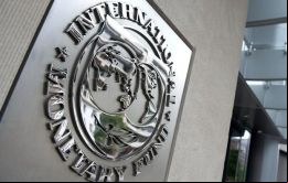 Según Bloomberg el encuentro de Prat Gay con Lagarde también incluiría permitir al FMI realizar la primera revisión de la economía argentina desde 2006. 
