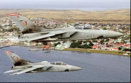 Estamos comprometidos a sostener el derecho de Falklands a la auto determinación, incluso asegurando la defensa de las Islas, dijo el vocero  Laborista