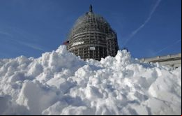 La capital federal Washington y sus suburbios podrían recibir más de 60 centímetros de nieve en corto tiempo, junto a fuertes vientos, según los meteorólogos.