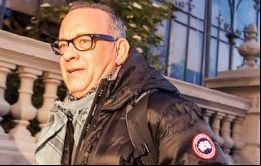 El ganador de dos Oscar en años consecutivos Tom Hanks bien abrigado durante su recorrida por la ciudad austral de Punta Arenas 
