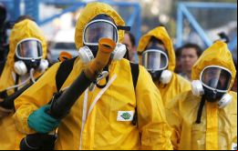 Agentes sanitarios con trajes amarillo y máscaras de gas, rociaron con insecticida los 900 metros de la pista y las gradas del Sambódromo