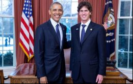 La clásica imagen de la foto oficial del embajador Lousteau con el presidente Obama en el Salón Oval