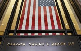 Cravath tiene oficinas en Nueva York y Londres y lidera el ranking en temas de litigios, asuntos financieros y mercados de capitales, según publicaciones legales