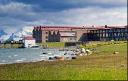 Este hotel ofrece una memorable y única experiencia. Ubicado frente al mar, con excelentes vistas de la vida silvestre y hermosas montañas nevadas. 