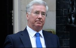 Una fuente de Whitehall dijo que Michael ha irritado al Foreign Office. Piensan que suena belicoso y hará aún más difícil hacer negocios con Argentina