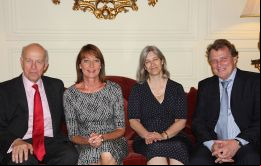 De izq a der, embajador británico John Freeman, Linette de Jager, la Sra. Freeman y el nuevo embajador en Londres Carlos Sersale Di Cersiano  