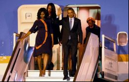 Rápidamente la familia Obama y su comitiva abordaron las camionetas que los trasladaron al lujoso Palacio Bosh Alvear, residencia del embajador estadounidense