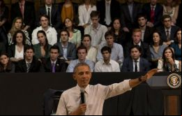 Obama apareció en el escenario del auditorio de la Usina del Arte, con las plateas y detrás del atril, abarrotados desde muy temprano