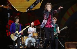La multitud eufórica agradeció tanta entrega y derroche de energía por parte de estos cuatros dioses del rock and roll, comentó sobre el diario oficial Granma