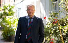 La columna del Telegraph, (Argentina's claim to the Falklands is just a distraction from its own incompetence),  es de Tim Collins experto en contrainsurgencia 