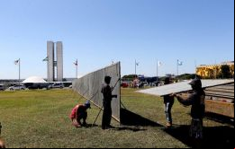 Unos cinco kilómetros de largo tendrá el muro que comenzó a ser montado con vista a las manifestaciones a favor y en contra de la destitución de Rousseff previstas para esta semana clave.