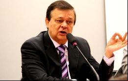 La comisión especial del impechment con 5 , luego de una sesión de 12 horas, aprobó el informe del instructor Jovair Arantes, opositor. 