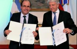 Foradori y el ministro chileno Undurraga Vicuña, (I) suscribieron la constitución de la entidad EBILEÑAS, que unirá Mendoza con la región O'Higgins en Chile.