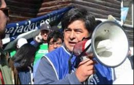 No le hagamos el juego al Gobierno. Vayámonos de acá e incendiemos la casa de gobierno si hace falta, exhortó el secretario general de ATE, Carlos Córdoba