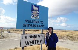 La Cónsul británica en Uruguay Katharine Felton a la entrada de la capital de las Falklands,  Stanley