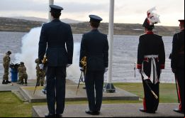 El desfile se desarrollará según tradición y seguirá con el saludo de lealtad a la Corona representado por el gobernador Colin Roberts, tal cual marca el protocolo