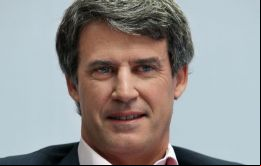 El ministro Prat Gay anunciará este martes monto y corte de la colocación de bonos por US$ 15.000 de dólares 