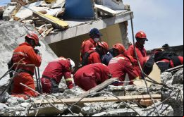 Socorristas ayudados por perros entrenados buscaban entre los escombros a las personas que continúan atrapadas tras el peor sismo en Ecuador en 40 años
