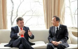 ”Me reuní con el secretario general Ban Ki-Moon (...) sobre cómo iba el apoyo de Naciones Unidas a la verificación del cese al fuego” dijo Santos en Nueva York