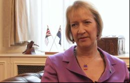  La campaña de propaganda orquestada por Argentina insume mucho tiempo y esfuerzos del gobierno de las Falklands como del británico, dijo Ms Cameron.