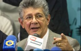 ”No hay para pagar salarios este mes (...) porque el gobierno no nos manda los reales”, dijo el parlamentario Ramos Allup a los periodistas